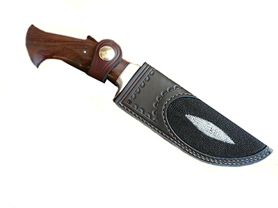 Coltello in cuoio con intarsio in pelle di razza 